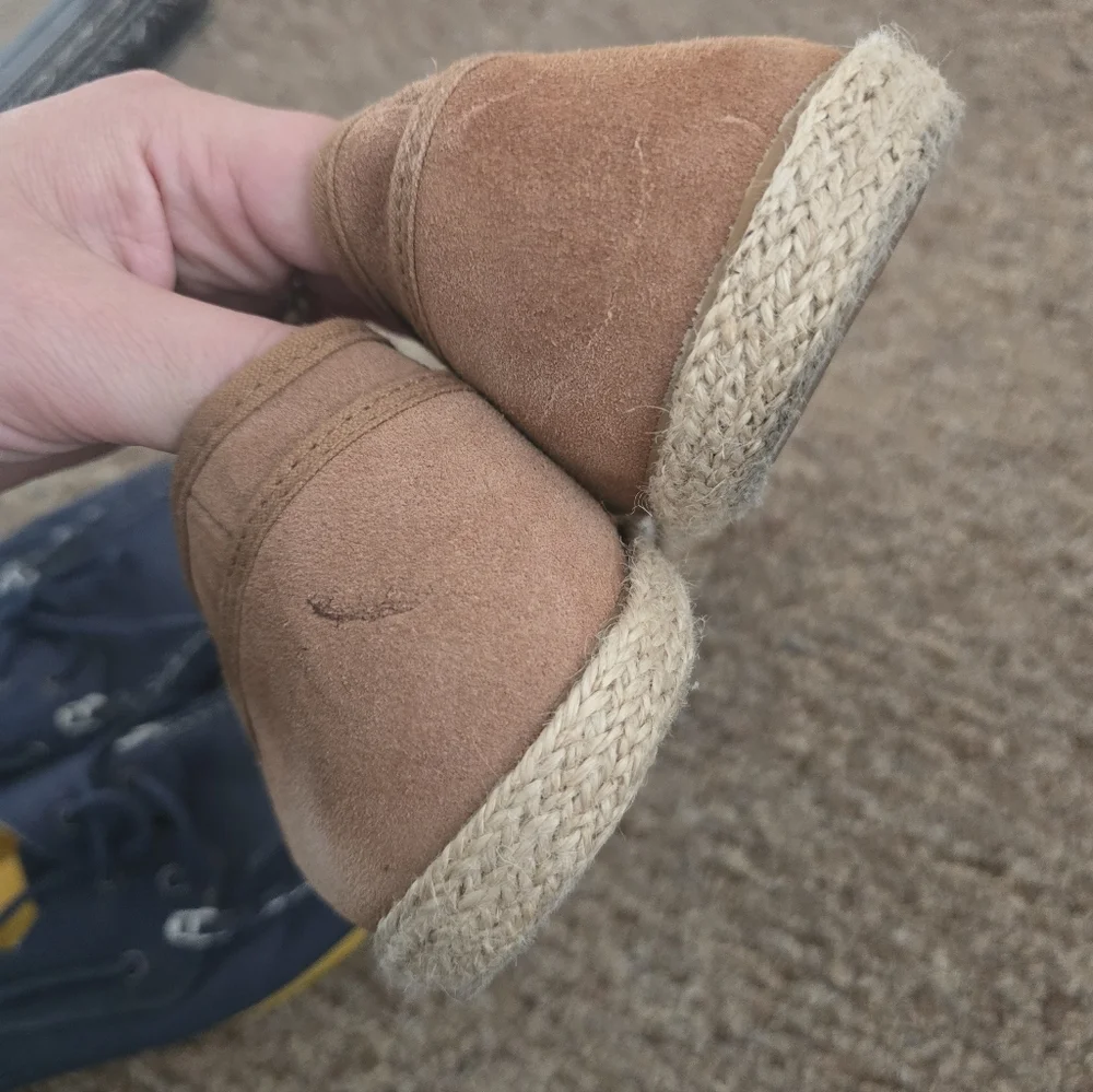 American Eagle Outfitters Navy and River Island Tan Boat Shoes